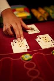 Permainan Roulette Live dengan Teknologi Kamera Multi-Sudut Roulette table dengan roda berputar dan dealer siap mengumumkan hasil