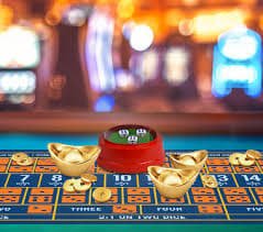 Meja Baccarat Live – Permainan Kartu Cepat dan Transparan Baccarat live table dengan kartu di tangan dealer dan papan hasil yang jelas